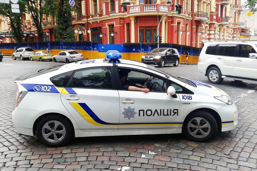 Автомобіль патрульної поліції України на вулиці міста
