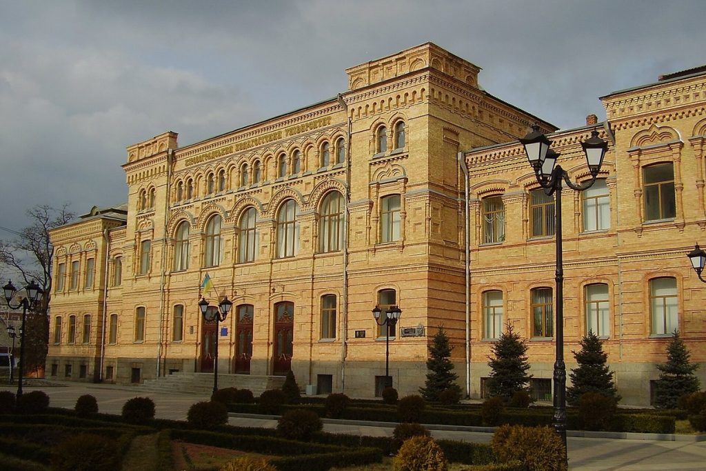 Кропивницький: реєстрація в гуртожитку через Дію для студентів ЦДУ і ЦНТУ — покрокова інструкція і що підготувати Головний корпус ЦДУ імені Володимира Винниченка на вулиці Шевченка у Кропивницькому